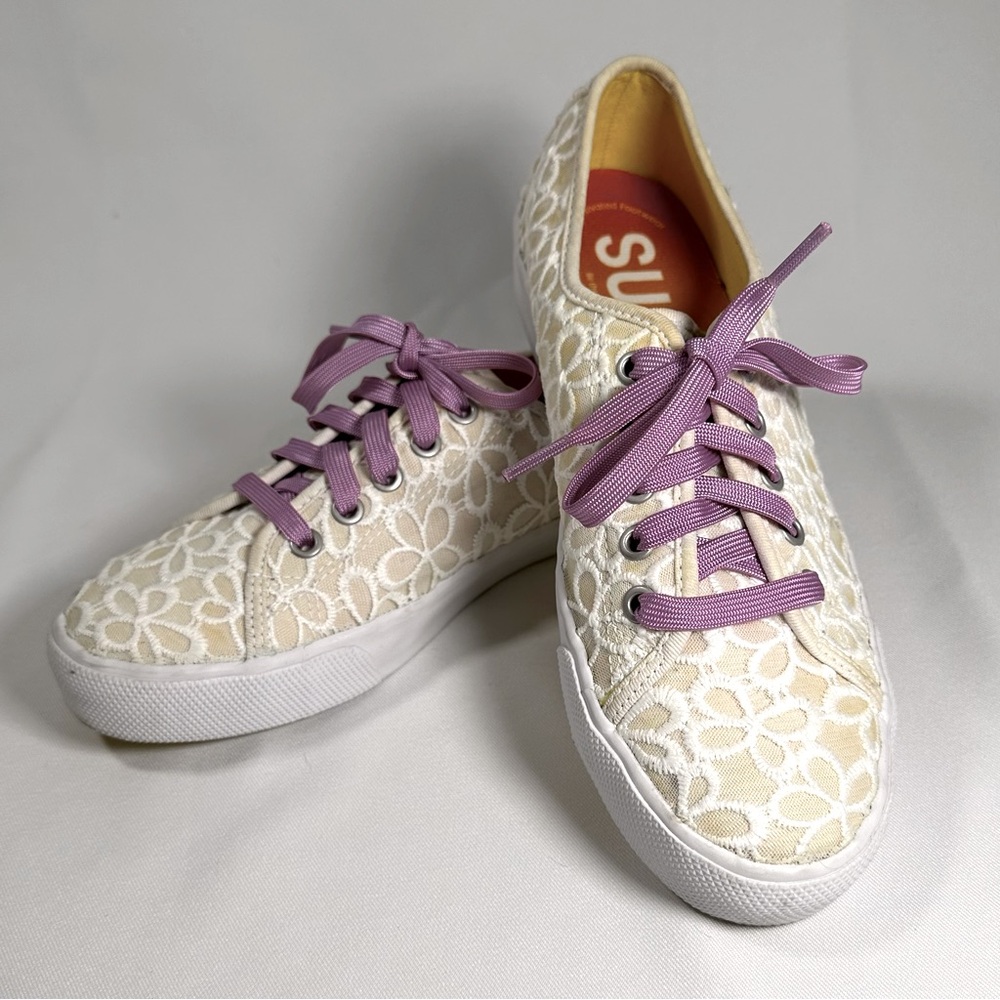 Suns Women 8.5 White Daisy Pattern‎ Sneaker Purple Laces